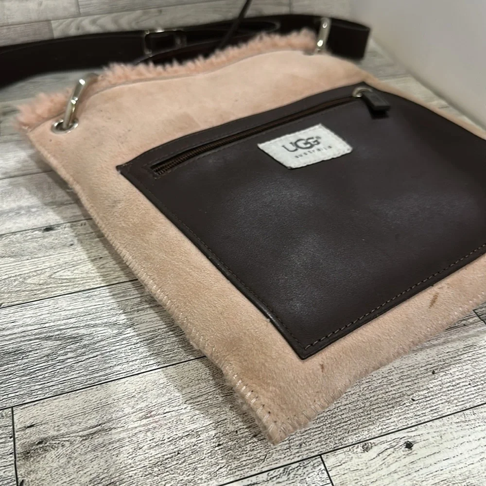 UGG AUSTRALIA PINK SHEARLING POCKET MESSENGER SLIMPACK CROSSBODY BAG - Picture 2 of 7